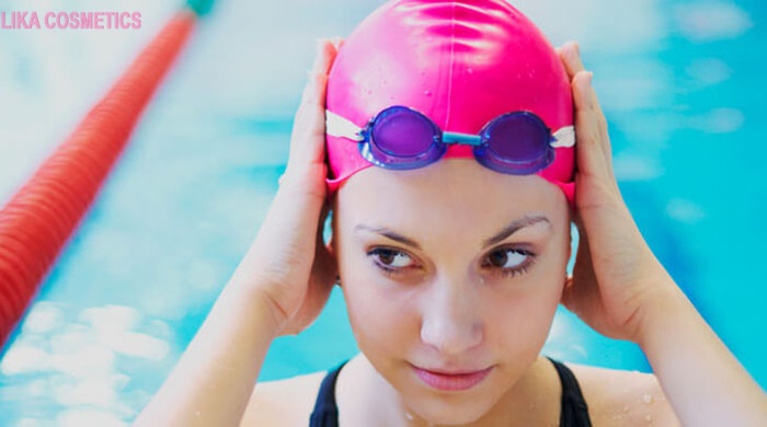 Sử dụng mũ trùm tóc khi bơi