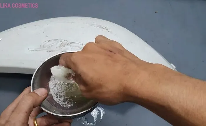 Mẹo Xóa vết xước xe máy/oto bằng kem đánh răng 5 Cach xoa vet xuoc xe may oto bang kem danh rang 4