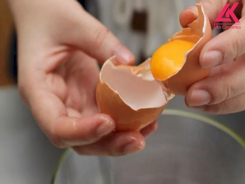 Tách trứng và chỉ lấy phần lòng đỏ để trộn với nha đam