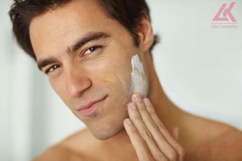 Thoa một lớp kem dưỡng ẩm để da khỏe mạnh và mềm mại hơn