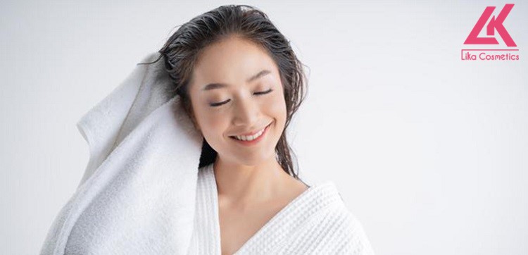 Để tóc khô tự nhiên thay vì sấy nóng dễ khiến tóc bị tổn thương